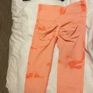 Peach tie-dyed scrunch leggings